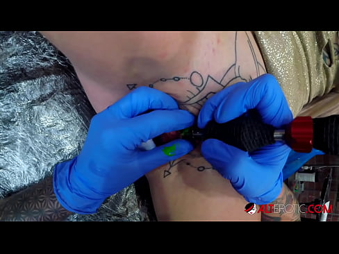 ❤️ Sully Savage, une chaudasse extrêmement tatouée, s'est fait tatouer le clitoris. Vidéo anal at fr.cutebento.top ❌️❤